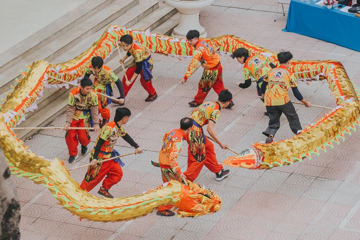 It takes at least 6 men, and sometimes up to 20, to control a dragon and visualize its movement and spirit